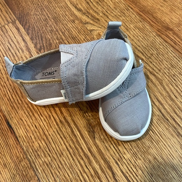 Kids Toms Shoes. Size 5. Never Worn. - Picture 2 of 10